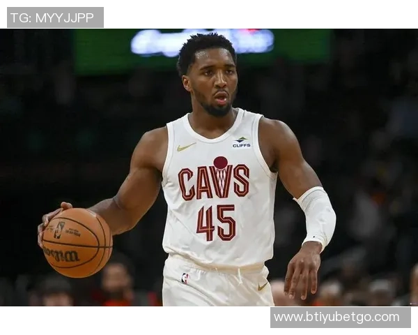 米切尔半场表现亮眼仅用16分钟砍下14分4助攻3抢断展现实力